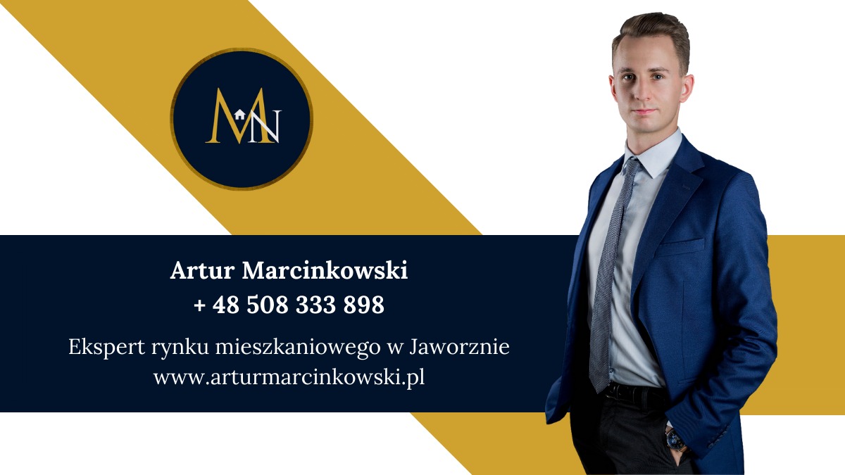 Portret eksperta rynku mieszkaniowego Artur Marcinkowski w niebieskim garniturze, z logo firmy w tle i danymi kontaktowymi.