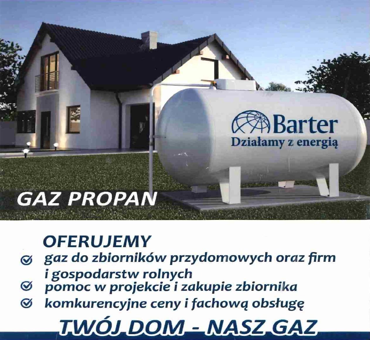 Cylindryczny zbiornik na gaz propan z logo firmy Barter, umieszczony na posesji przed nowoczesnym domem jednorodzinnym, prezentacja oferty dostawy gazu.
