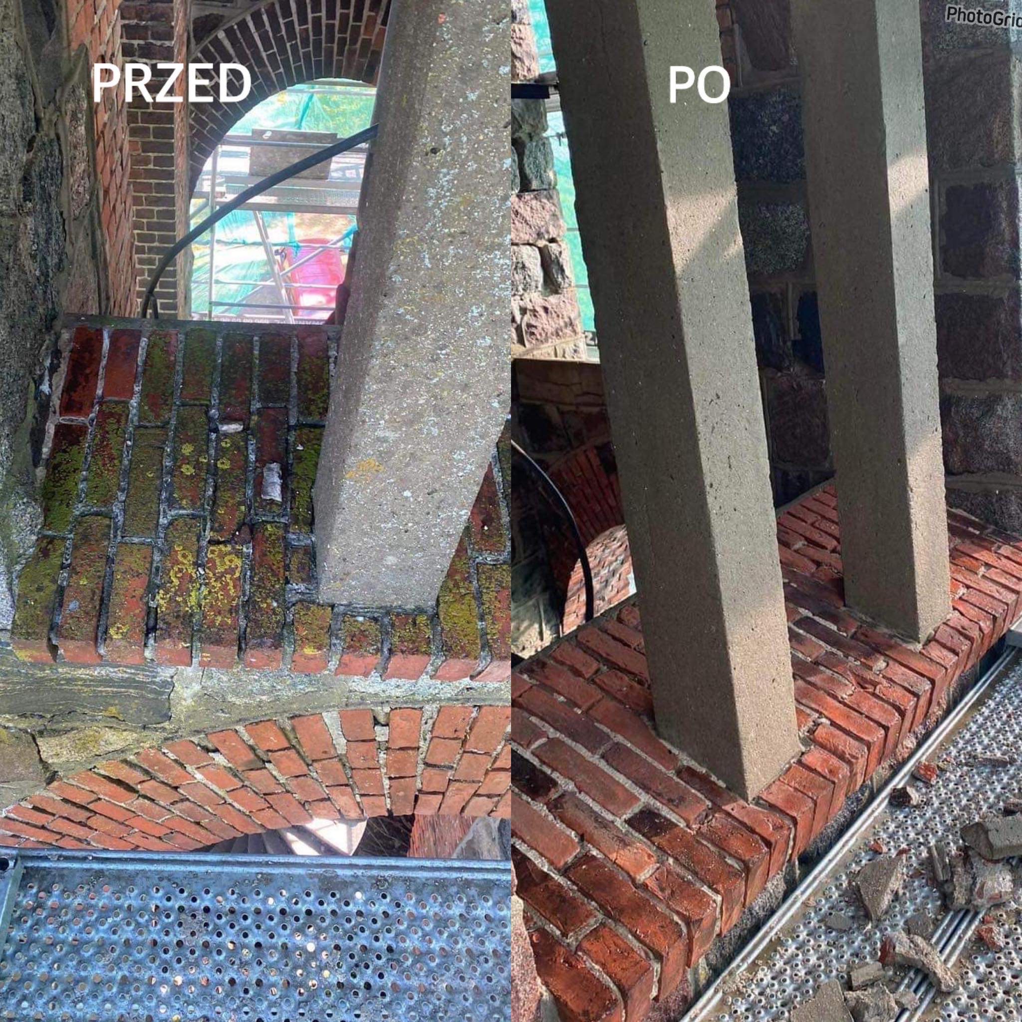 Porównanie stanu muru z cegły przed i po czyszczeniu: po lewej stronie cegły pokryte mchem i zabrudzeniami, po prawej - czyste, czerwone cegły z nową fugą i fragmentami gruzu na metalowej platformie.