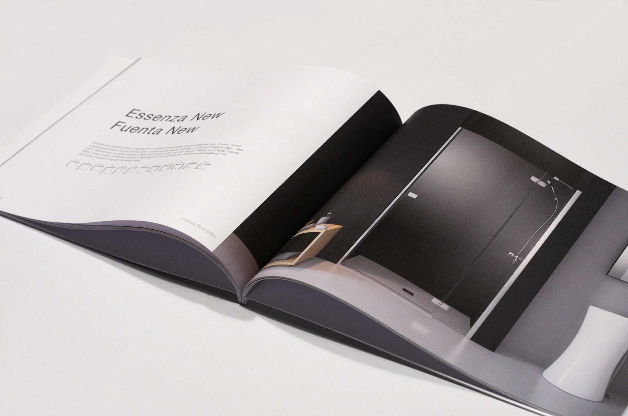 Otwarta broszura reklamowa prezentująca nowoczesną kabinę prysznicową i umywalkę w minimalistycznym stylu, na białym tle.