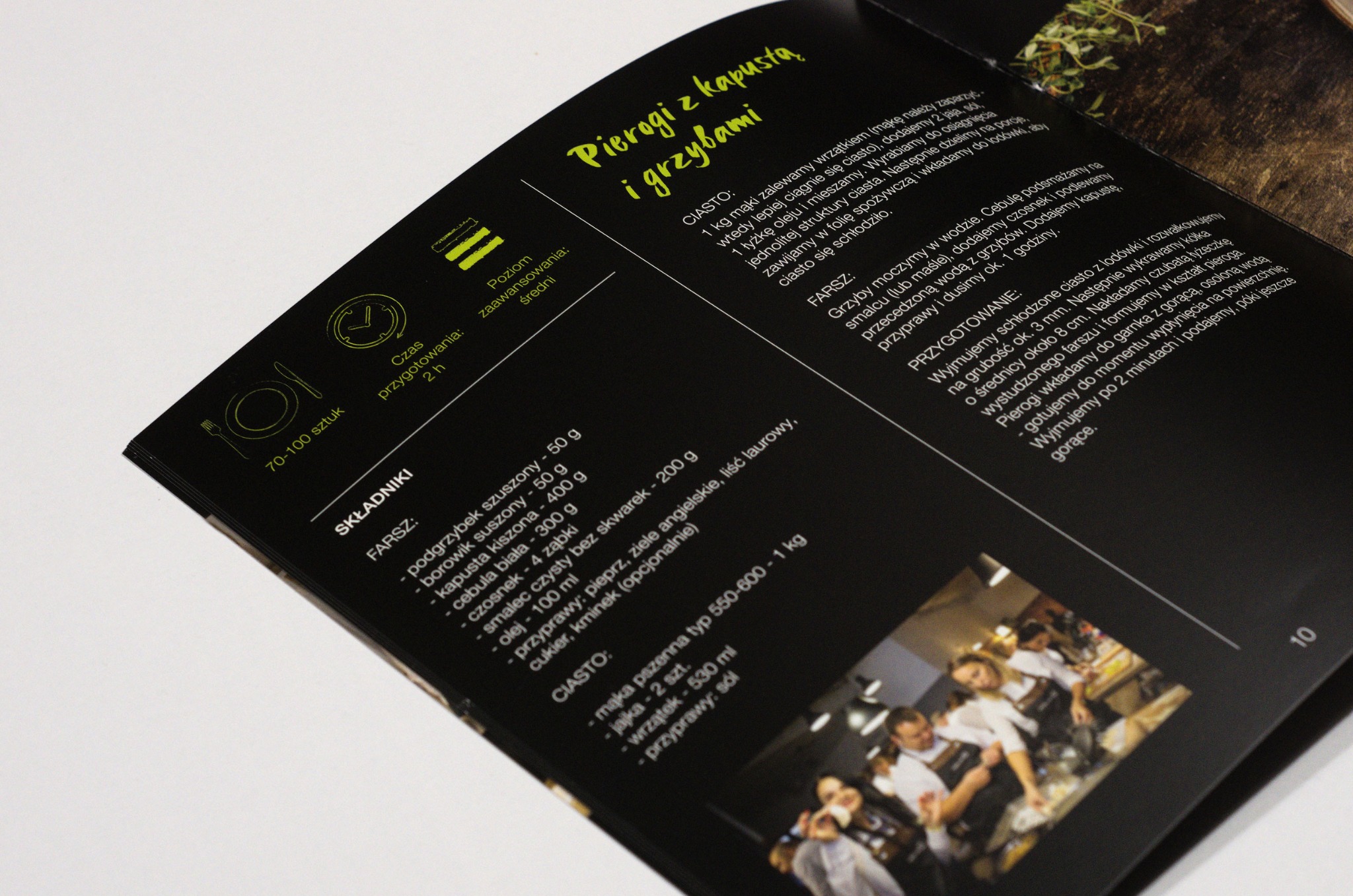 Strona książki kucharskiej z przepisem na pierogi z kapustą i grzybami, widoczne składniki, instrukcje i zdjęcie zespołu kucharzy w tle.