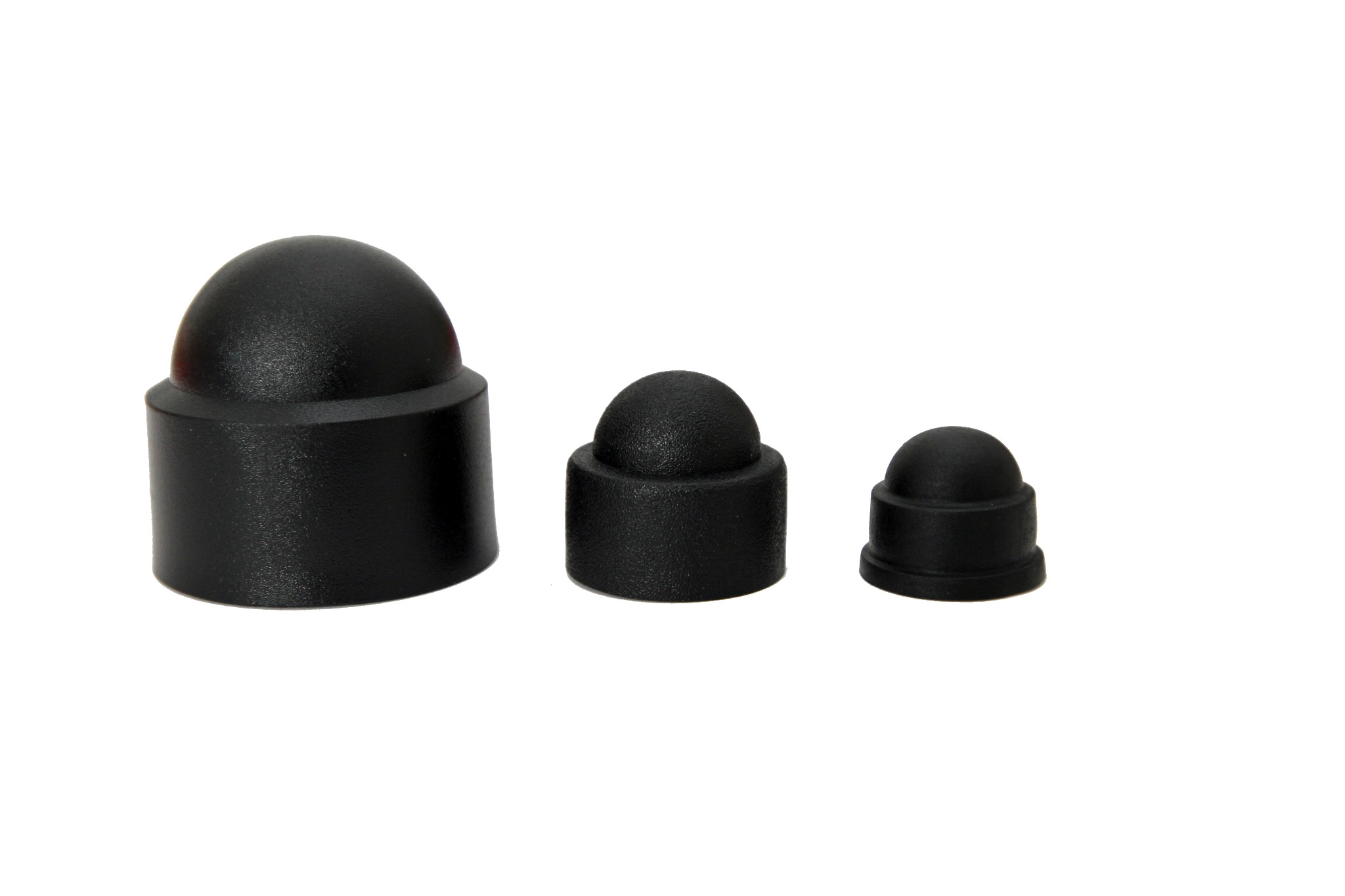 Trzy czarne, plastikowe zaślepki o różnych rozmiarach, ułożone w rzędzie na białym tle, od największej do najmniejszej.