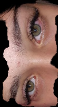 Zbliżenie na zielone oczy z widocznymi, świeżo pomalowanymi rzęsami i delikatnym makijażem brwi. Widoczne pojedyncze włoski i drobne niedoskonałości skóry.