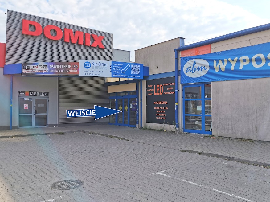 Wejście do serwisu od strony parkingu