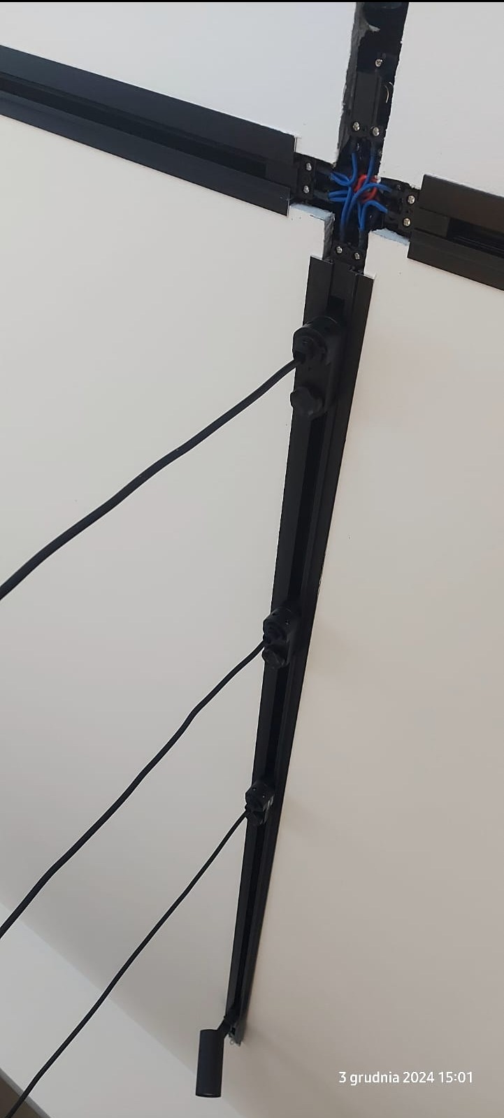 Szynoprzewód magnetyczny podtynkowy w trakcie montażu.