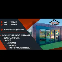 Baner reklamowy firmy Extra Pawilon prezentujący pawilon handlowo-usługowy z płyt warstwowych z ciemną elewacją, widoczne dane kontaktowe i logo firmy.
