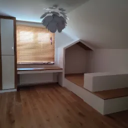 meble wykonane z forniru dębowego oraz mdfu wodoodpornego pomalowanego na wysoki połysk