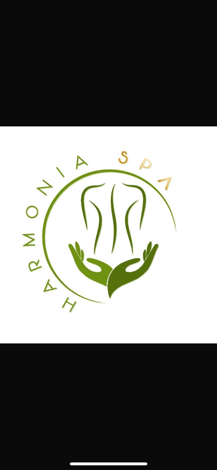 Logo Harmonia Spa: stylizowane zielone dłonie podtrzymujące trzy pionowe linie symbolizujące kręgosłup, otoczone napisem Harmonia Spa wkomponowanym w okrąg, z elementami w kolorze złotym.