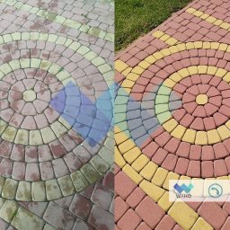 WAHOsoftwash Mycie Elewacji Bez Ciśnienia - Czyszczenie Kostki Brukowej - Pranie Tapicerki - Mycie Kostki Brukowej - AntyMech - Porównanie kostki brukowej przed i po czyszczeniu: lewa strona pokryta zabrudzeniami i mchem, prawa strona z intensywnymi kolorami i czystą powierzchnią, wzór ułożony w okrąg.