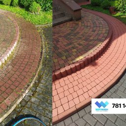 WAHOsoftwash Mycie Elewacji Bez Ciśnienia - Czyszczenie Kostki Brukowej - Pranie Tapicerki - Mycie Kostki Brukowej - AntyMech - Porównanie stanu kostki brukowej przed i po czyszczeniu: po lewej stronie powierzchnia pokryta mchem i zabrudzeniami, po prawej świeżo umyta, z intensywnym kolorem. Widoczny fragment węża...