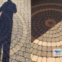 WAHOsoftwash Mycie Elewacji Bez Ciśnienia - Czyszczenie Kostki Brukowej - Pranie Tapicerki - Mycie Kostki Brukowej - AntyMech - Częściowo wyczyszczona kostka brukowa ułożona w okrągły wzór, widoczny cień osoby robiącej zdjęcie, po prawej czysta kostka w dwóch odcieniach, po lewej zabrudzona z białymi plamami.