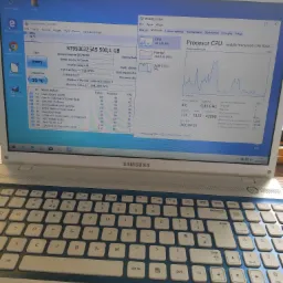 Laptop Samsung z uruchomionym programem CrystalDiskInfo i Menedżerem Zadań Windows, prezentującym parametry dysku twardego (ST9500325AS 500,1 GB) i obciążenie procesora Intel Pentium B950.