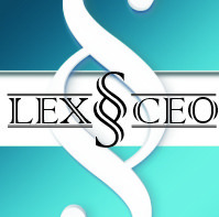 Logo firmy prawniczej LEX CEO z symbolem paragrafu w kolorze białym na tle gradientu odcieni niebieskiego i turkusowego.