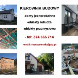 Kompozycja zdjęć prezentująca dom w stanie surowym, konstrukcję dachu z izolacją, metalowe schody zewnętrzne, budynek z cegły oraz plac budowy z ciężkim sprzętem, z tekstem informującym o ofercie...