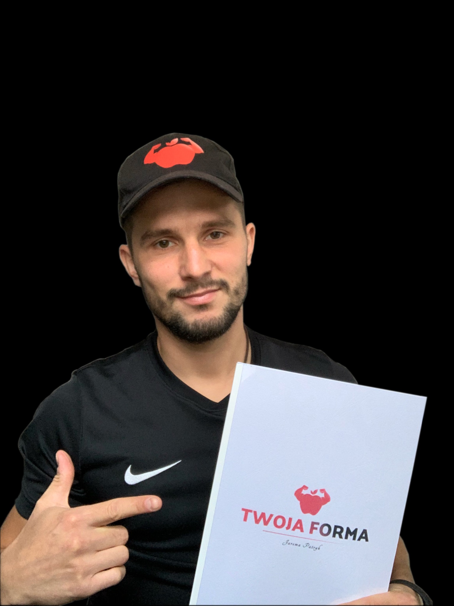 Uśmiechnięty mężczyzna w czarnej koszulce i czapce z logo, wskazujący palcem na biały folder z napisem 'Twoja Forma' i logo przedstawiającym muskularną sylwetkę.