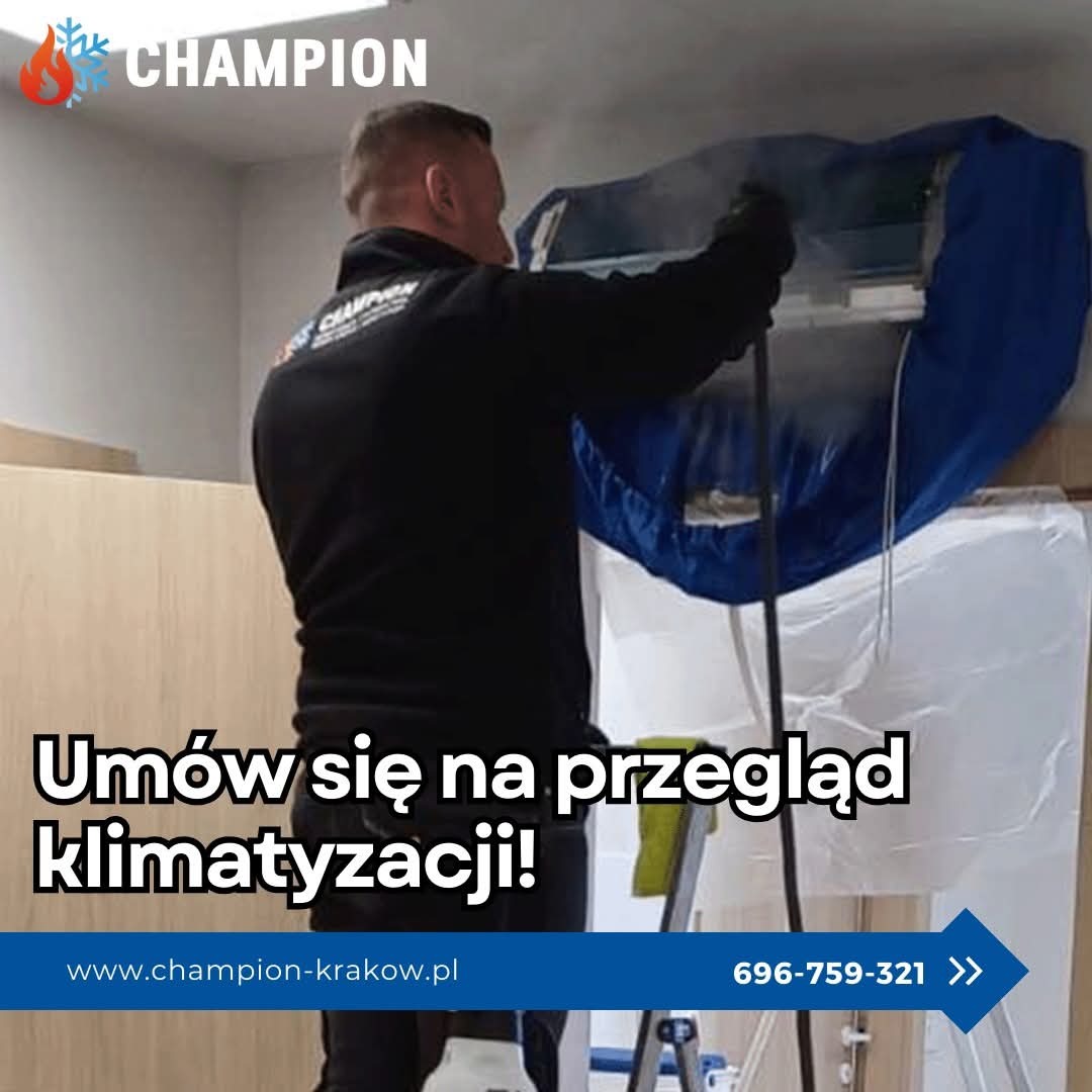 Przegląd klimatyzacji: serwisant w czarnym uniformie czyści parą jednostkę wewnętrzną klimatyzatora, zabezpieczoną niebieskim pokrowcem. Widoczna drabina i logo firmy.