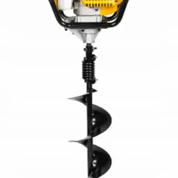 Wiertnica glebowa spalinowa z żółtym silnikiem i czarnym wiertłem ślimakowym, widok z przodu na białym tle.