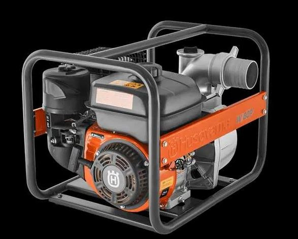 Pompa spalinowa Husqvarna W 80P w metalowej ramie ochronnej, widoczne logo producenta na silniku, wylot pompy skierowany w prawo, czarne tło.