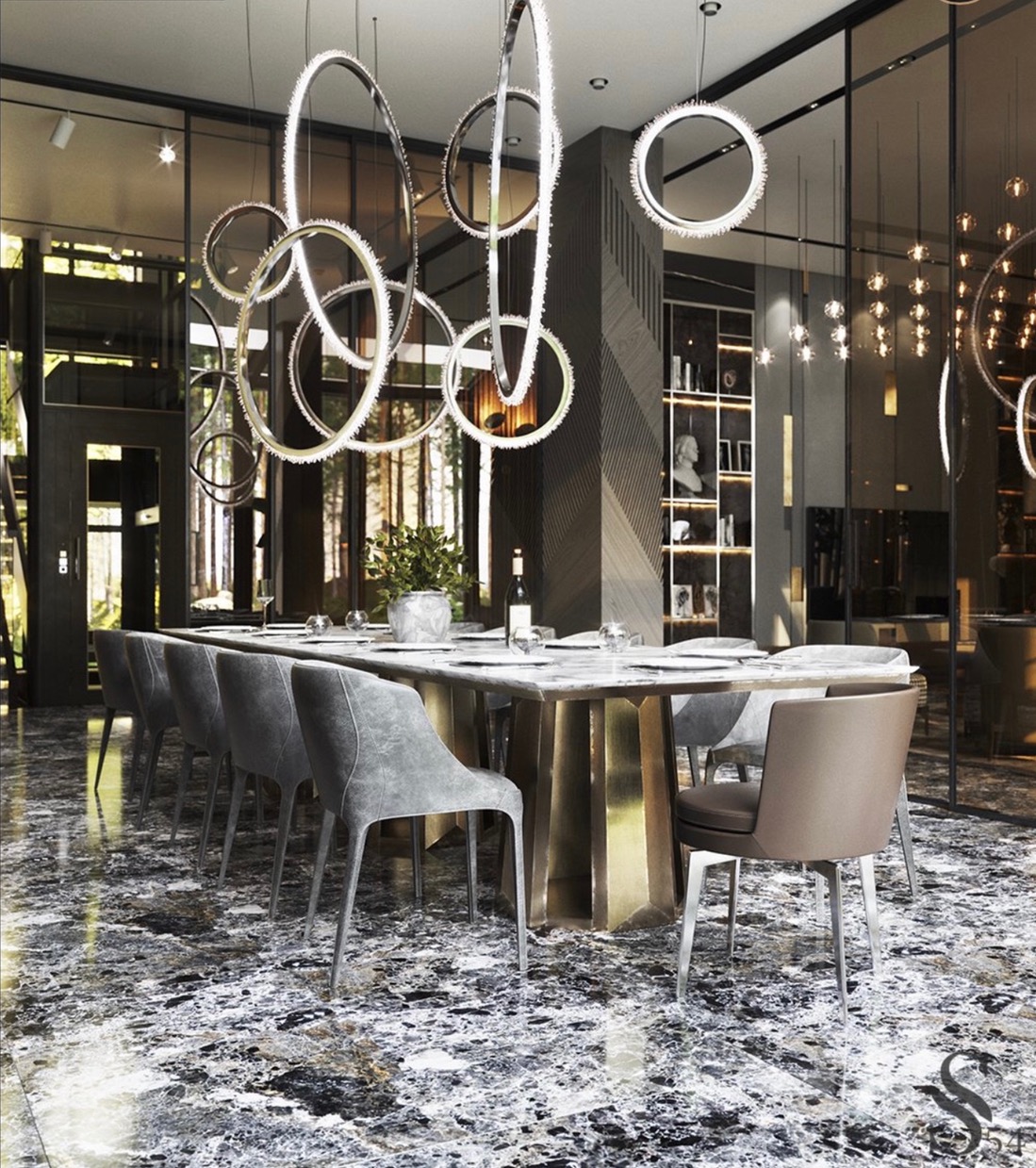 Elegancka jadalnia z marmurową podłogą, długim stołem z metalicznymi nogami, szarymi krzesłami i wiszącymi lampami w kształcie pierścieni z kryształkami.