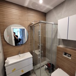 Kompleksowe wykonanie łazienki, prysznic w systemie bezbrodzikowym z odpływem liniowym 