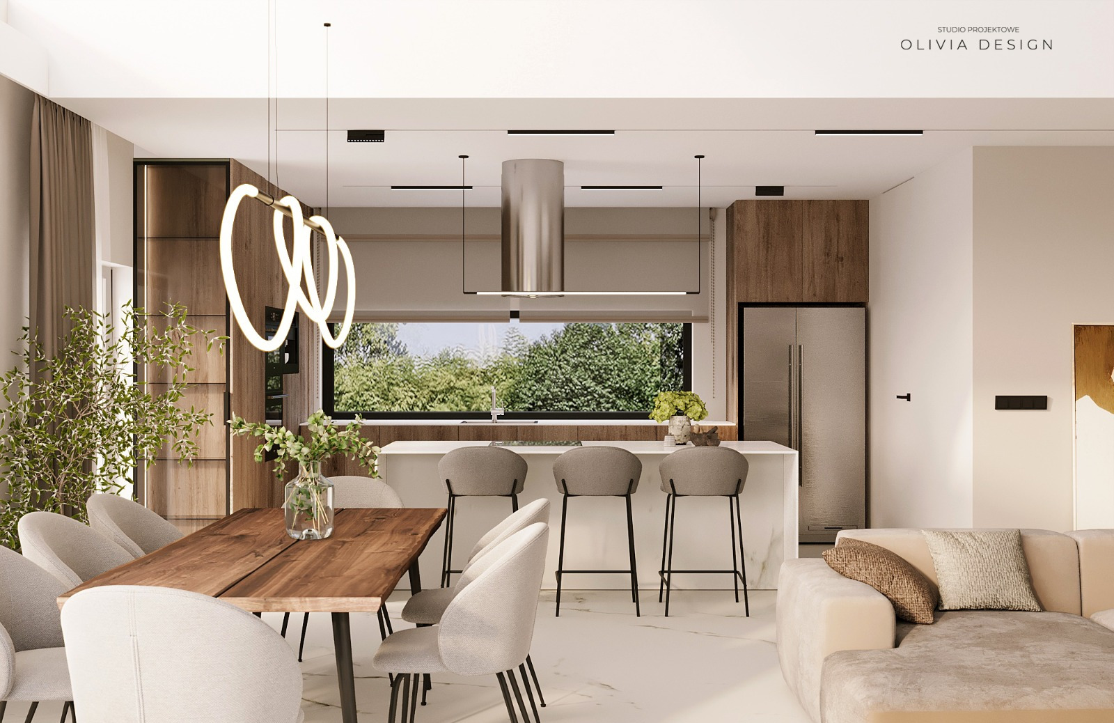 Nowoczesna aranżacja wnętrza z drewnianym stołem, krzesłami z jasną tapicerką, wyspą kuchenną z hokerami i wiszącymi lampami o okrągłym kształcie, widokiem na zieleń za oknem oraz beżową sofą w tle.