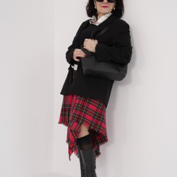 Wielkie marynarki, czarne podkolanówki i szkocka krata - ta stylizacja nie wymaga dużych nakładów finansowych, spódnicę zrobiłam z omotanej chusty, a cała reszta to ubrania z poprzednich sezonów.