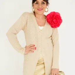 Wielkie kwiaty zaszalały na pokazach i nadal mogą być cudownym uzupełnieniem każdej stylizacji.