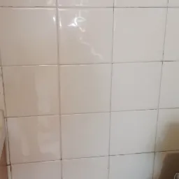 Fugi i kafelki obok kuchenki gazowej po myciu parownicą!