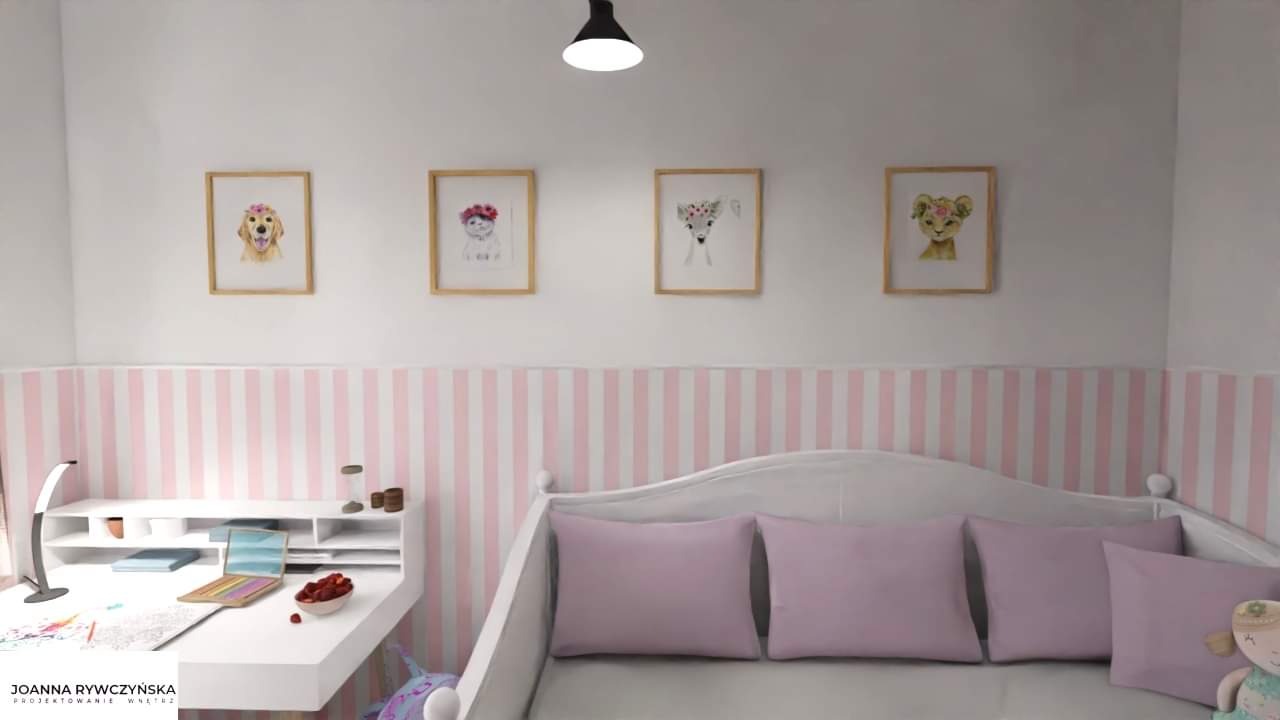 Pokój dziecięcy z białym łóżeczkiem, biurkiem z lampką i dekoracyjną tapetą w różowe paski, ozdobiony czterema obrazkami zwierząt w ramkach.