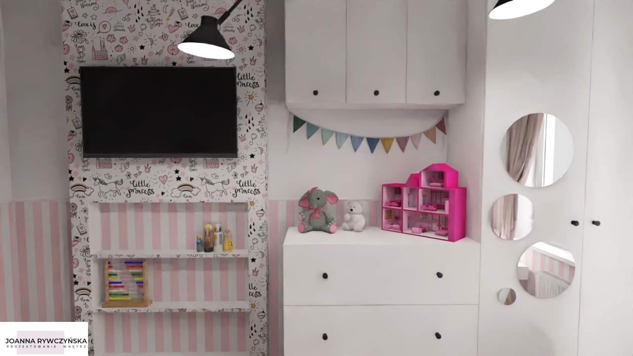 Pokój dziecięcy z telewizorem na ścianie z tapetą w jednorożce, białą komodą z pluszowym słoniem i domkiem dla lalek, oraz okrągłymi lustrami na szafie.
