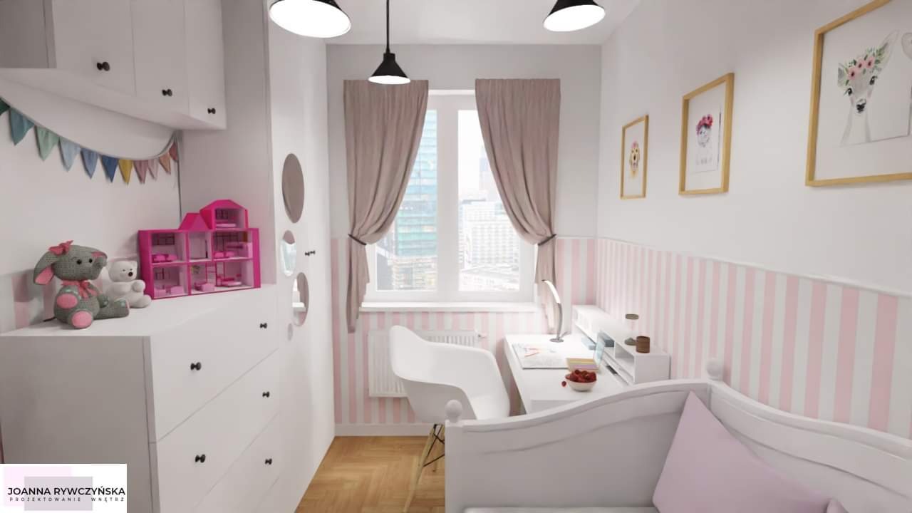 Pokój dziecięcy z białymi meblami, różowymi akcentami, biurkiem przy oknie i dekoracjami, takimi jak lalka, pluszaki i girlanda z trójkątów.