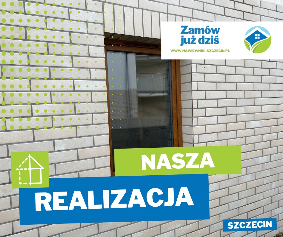 Elewacja budynku z oknem, ozdobiona naklejkami reklamowymi firmy z branży instalacyjnej, prezentująca ukończoną realizację w Szczecinie.