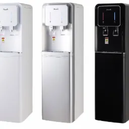 Trzy dystrybutory wody w kolorach białym, srebrnym i czarnym, z podświetlanymi wskaźnikami temperatury wody (czerwony i niebieski) oraz logo producenta u góry.