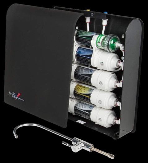 Czarny system filtracji wody z czterema filtrami i chromowanym kranem na czarnym tle.