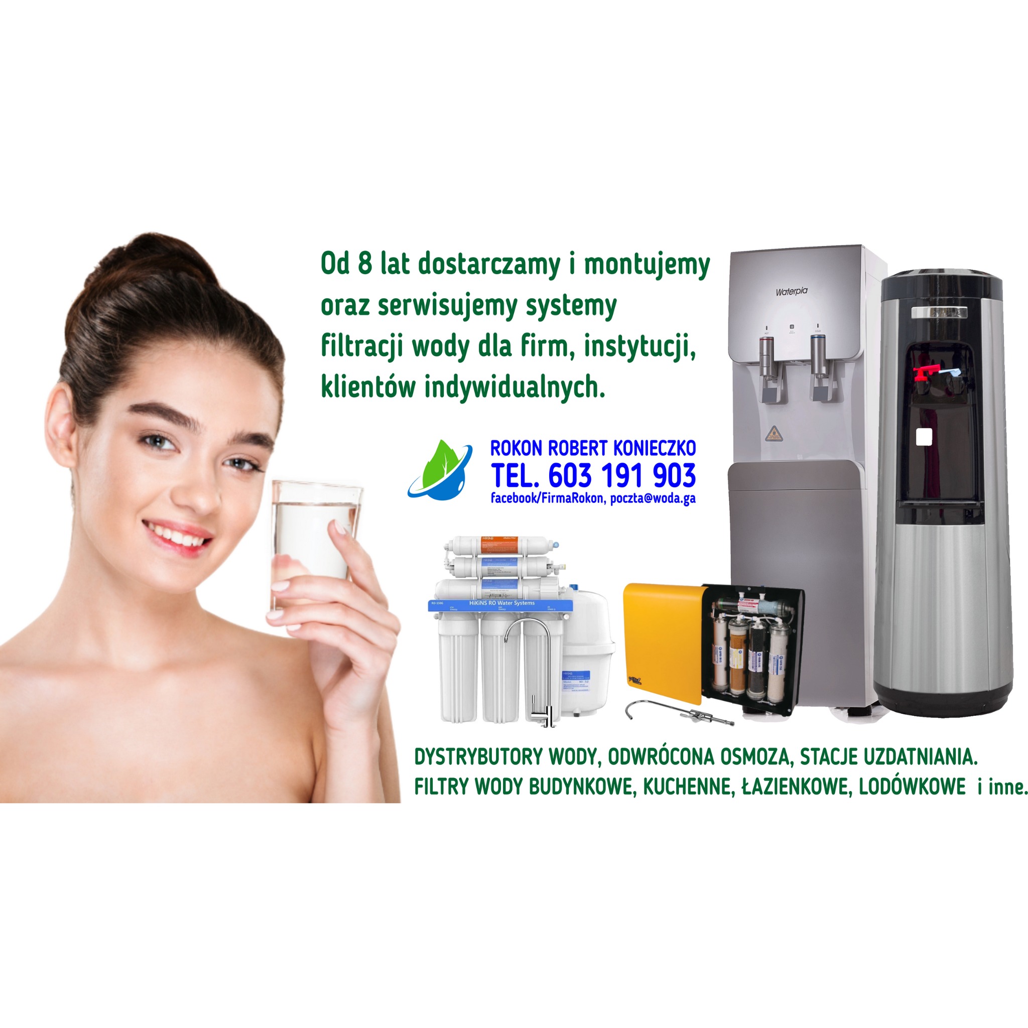 Uśmiechnięta kobieta trzyma szklankę wody obok ekspozycji systemów filtracji wody, w tym dystrybutorów i filtrów RO; widoczne logo firmy ROKON ROBERT KONIECZKO.