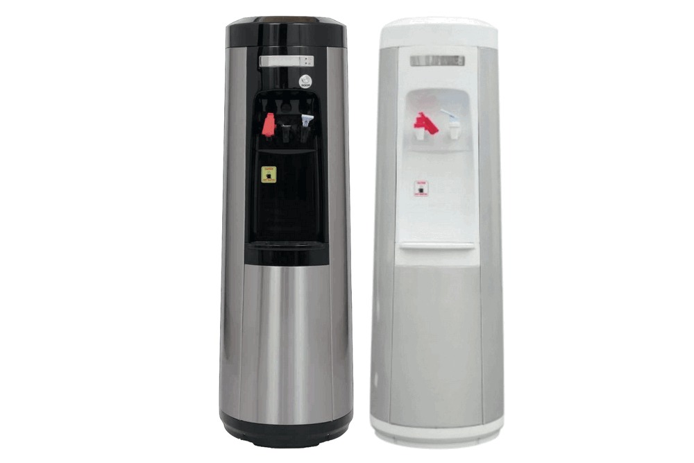 Dwa dystrybutory wody: srebrny z czarną górą i biały, oba cylindryczne, na białym tle.