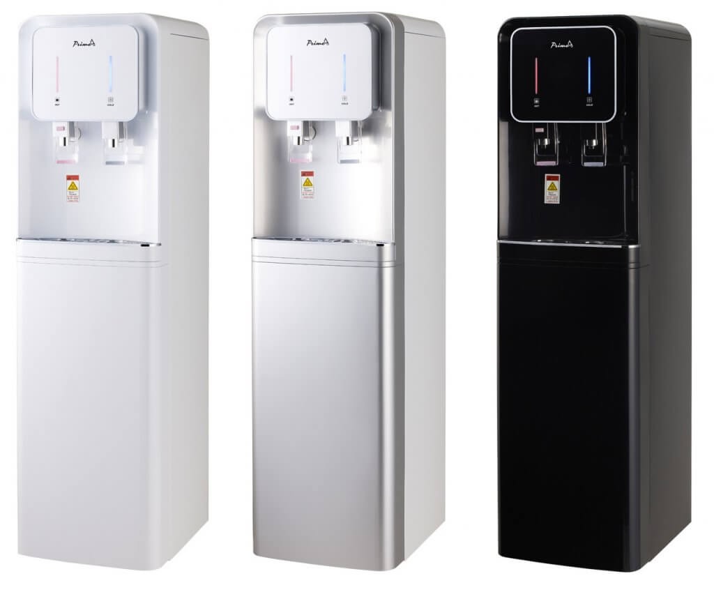 Trzy dystrybutory wody w kolorach białym, srebrnym i czarnym, z podświetlanymi wskaźnikami temperatury wody (czerwony i niebieski) oraz logo producenta u góry.