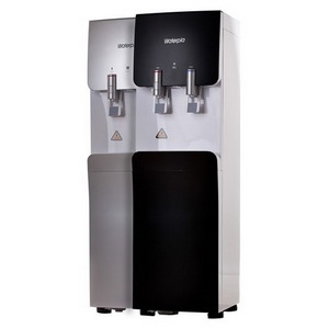 Dwa dystrybutory wody: srebrny i czarny, stojące obok siebie, z widocznymi kranikami i logotypem Waterlogic u góry. Srebrny dystrybutor ma metalową obudowę, a czarny - plastikową. Tło białe.