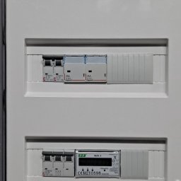 Solar Systems B.C. Łukasz Bęben - Rozdzielnica elektryczna z zainstalowanymi bezpiecznikami ETIMAT i licznikiem energii WZE-3, widoczne oznaczenia i parametry urządzeń.
