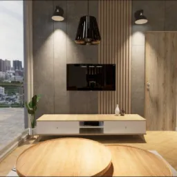 Nowoczesny salon z widokiem na miasto, drewniany stolik kawowy, szafka RTV z białymi frontami, telewizor na szarej ścianie, czarna lampa podłogowa i wisząca, parkiet w jodełkę.