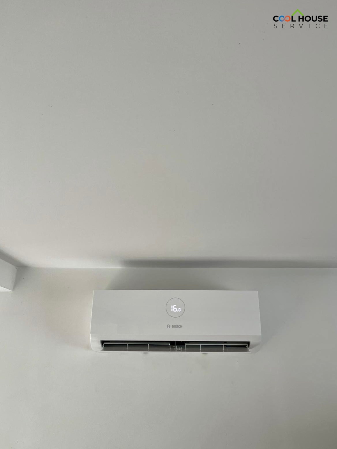 Biały klimatyzator Bosch zamontowany na białej ścianie, wyświetlający temperaturę 16 stopni Celsjusza, widoczne logo Cool House Service w prawym górnym rogu.