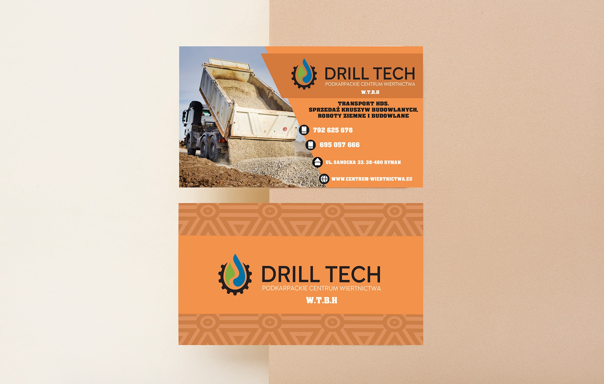 Pomarańczowa wizytówka z ilustracją wywrotki wysypującej kruszywo, logo Drill Tech, danymi kontaktowymi i zakodowanym motywem geometrycznym.