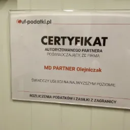 Certyfikat autoryzowanego partnera firmy MD Partner Olejniczak, świadczącej usługi rozliczenia podatków i zasiłków z zagranicy, z logo uf-podatki.pl.