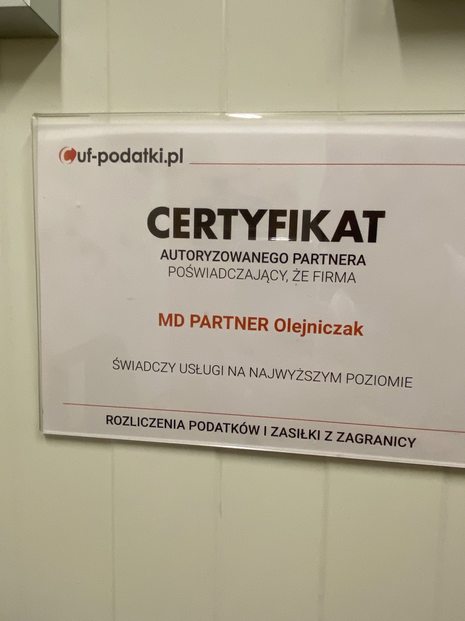 Certyfikat autoryzowanego partnera firmy MD Partner Olejniczak, świadczącej usługi rozliczenia podatków i zasiłków z zagranicy, z logo uf-podatki.pl.