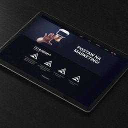 Artive - Agencja interaktywna - Tablet wyświetla stronę internetową z hasłem 'Postaw na Marketing!' oraz ofertą agencji z Warszawy, specjalizującej się w obsłudze wydarzeń e-sportowych i kampaniach reklamowych. Na ekranie...