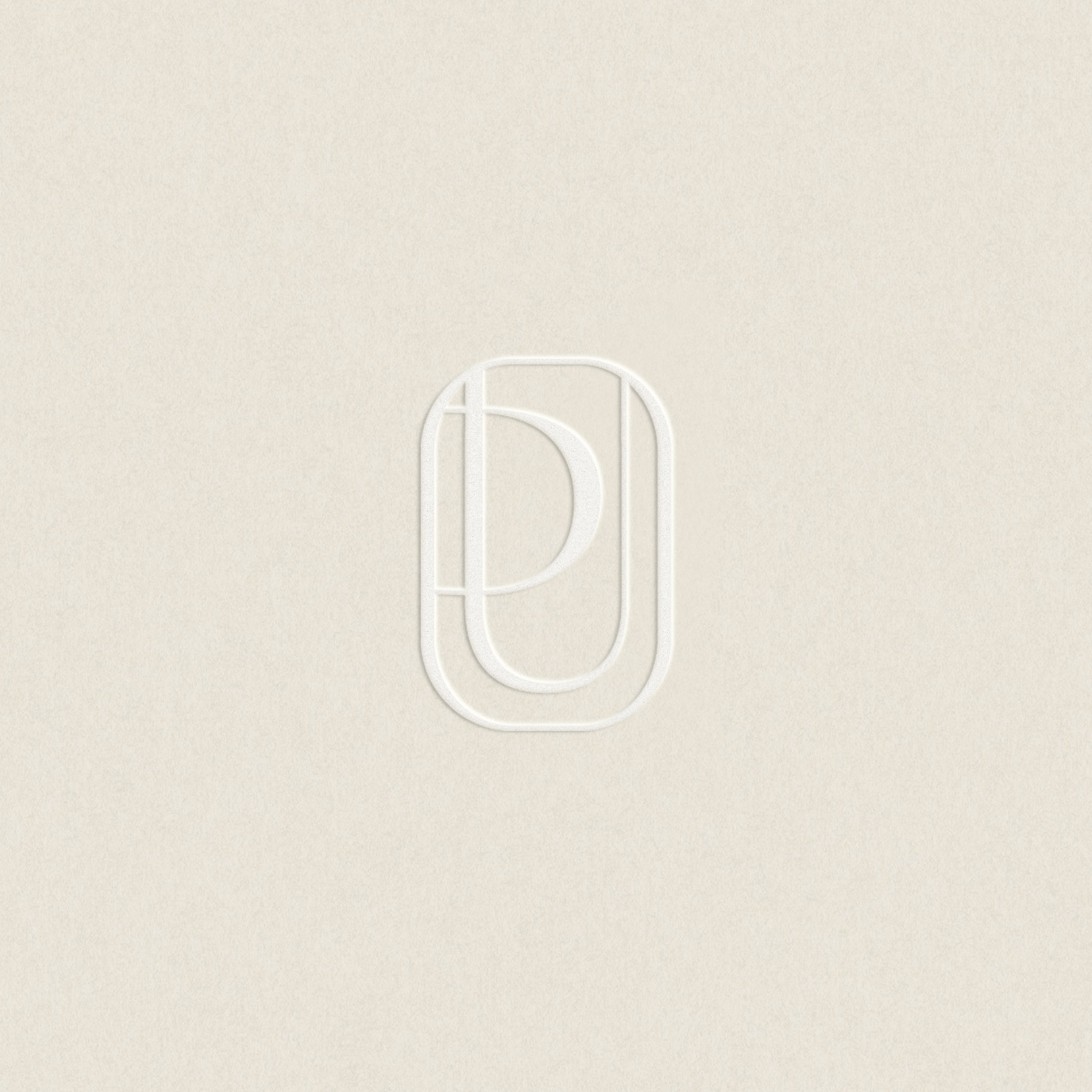 Minimalistyczne logo z literą 'D' i 'U' wewnątrz owalnej ramki, tłoczone na kremowym papierze o delikatnej fakturze.
