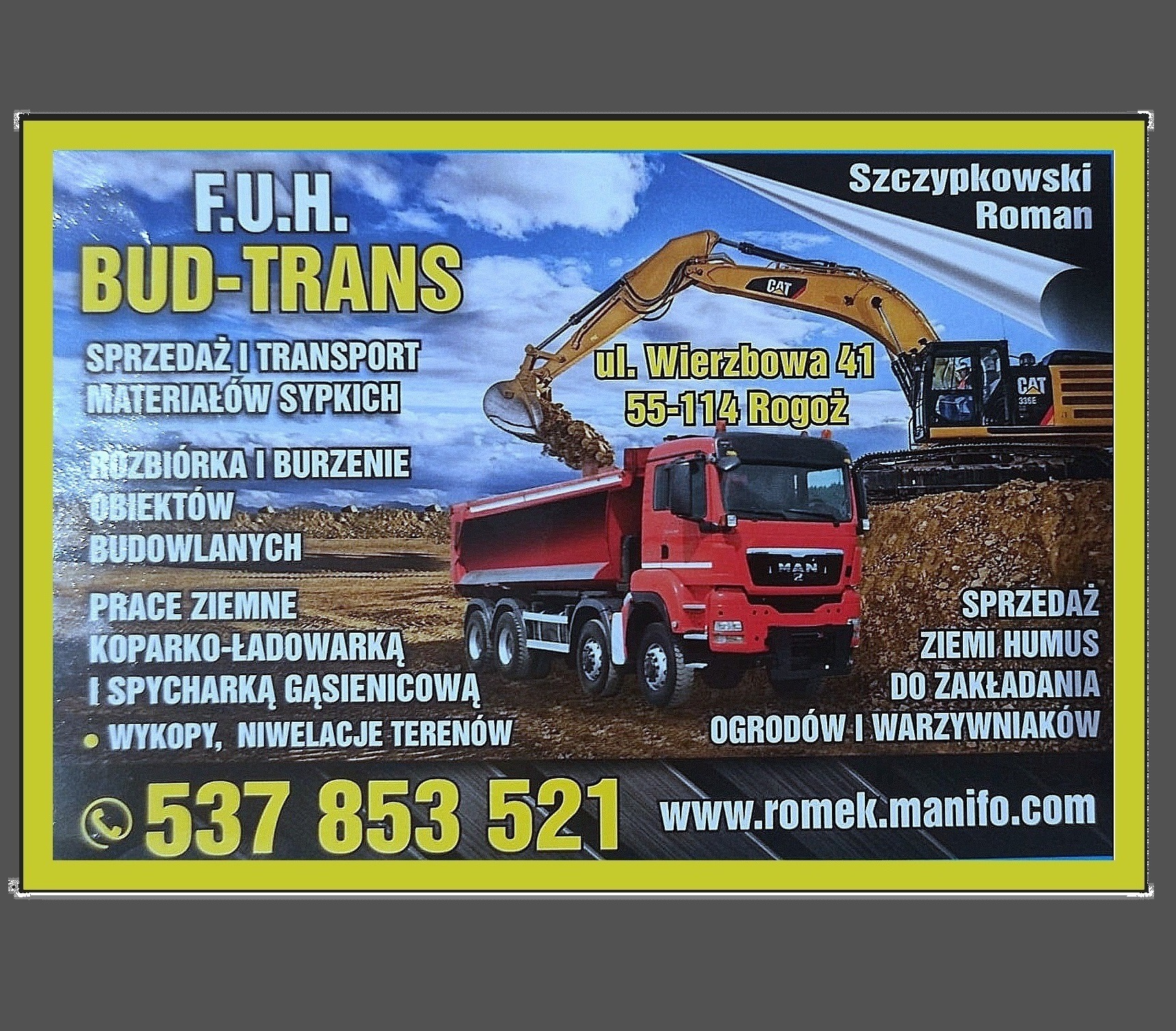 Reklama firmy budowlanej: koparka ładuje materiał do czerwonej ciężarówki MAN, w tle druga koparka, nazwa firmy F.U.H. BUD-TRANS, dane kontaktowe, adres, oferta sprzedaży i transportu materiałów...