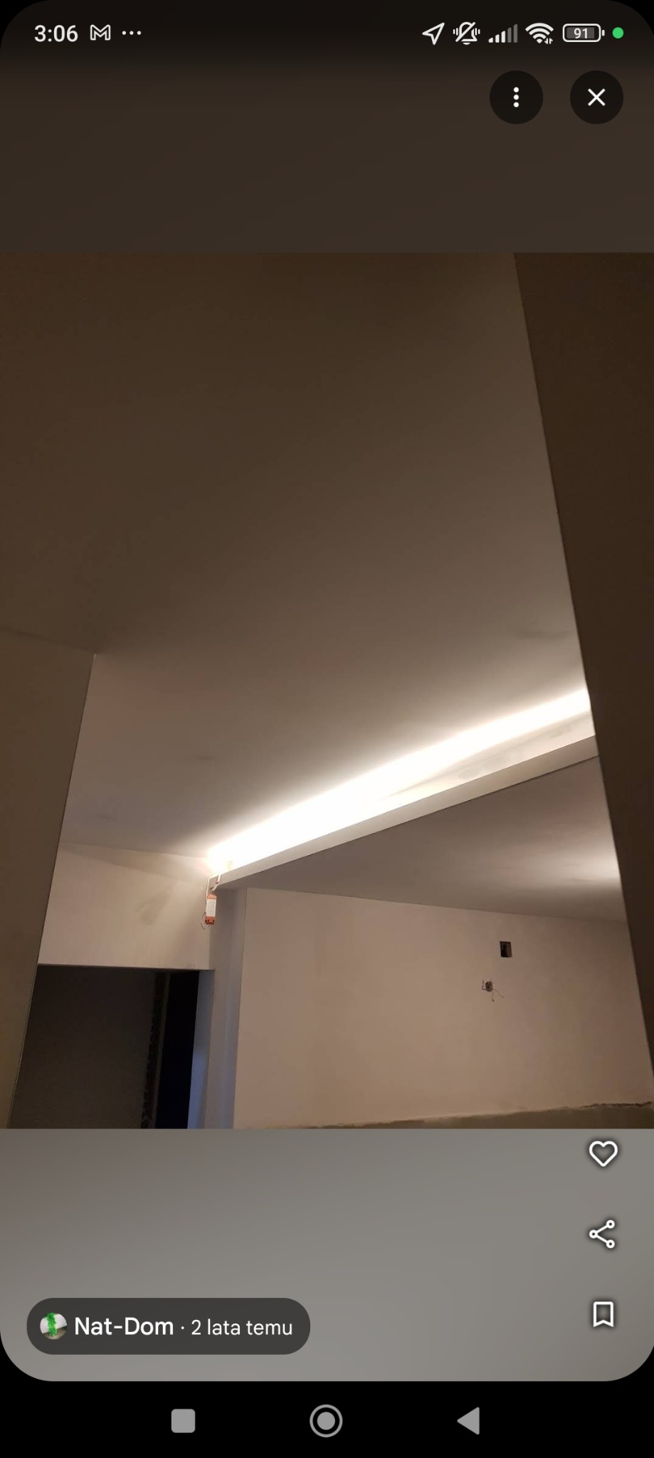 Nowoczesne oświetlenie LED zamontowane w suficie podwieszanym, widoczne przewody i puszka instalacyjna na ścianie, surowy stan wykończenia wnętrza.