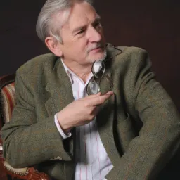 Portret starszego mężczyzny w tweedowej marynarce, siedzącego w fotelu i trzymającego okulary w dłoni, zamyślony wyraz twarzy, ciemne tło.