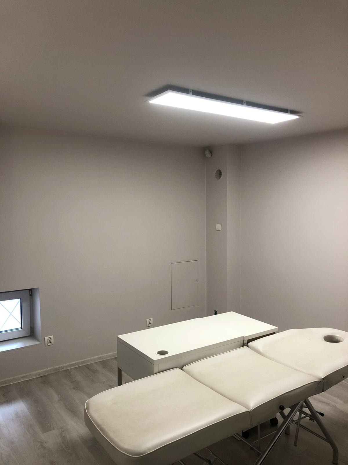 Malowanie gabinetu kosmetycznego 50m2 drobne poprawki,usuwanie plam na ścianach. koszt roboty 750 zł